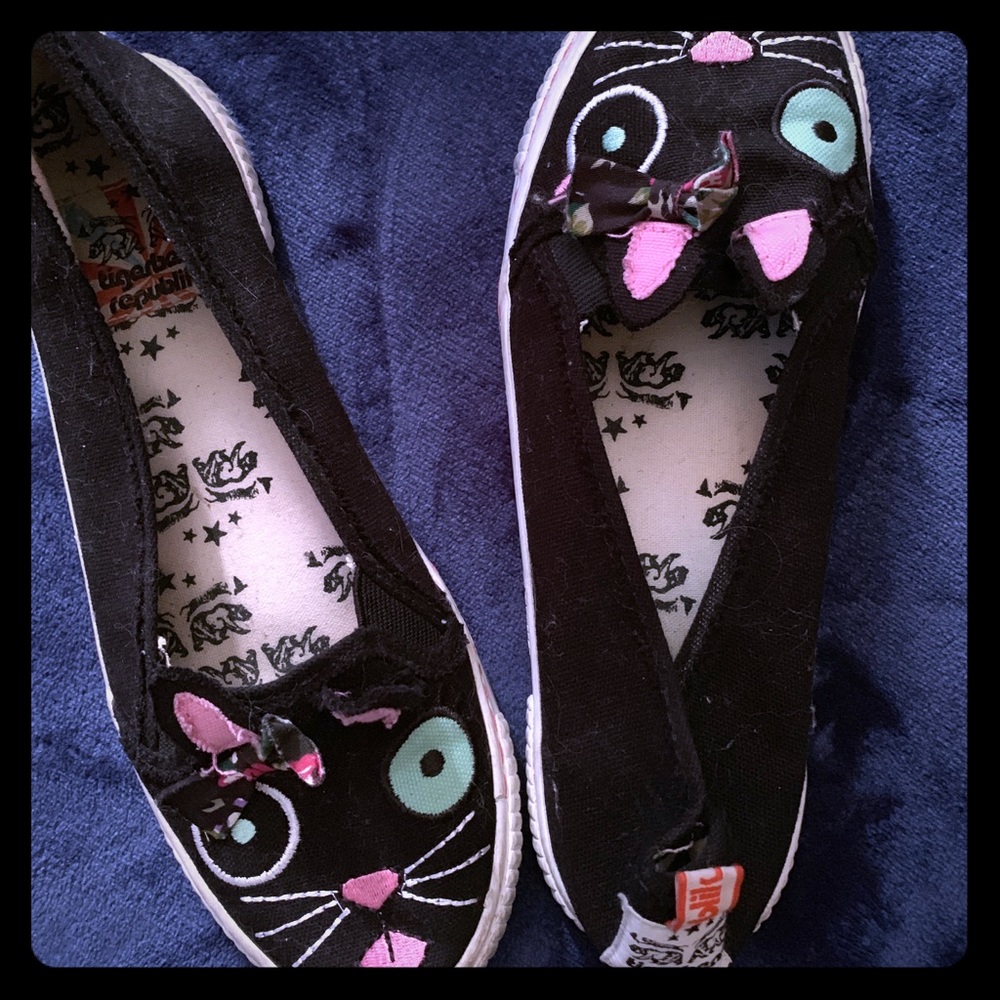 Cute embroidered cat slip on sneakers.